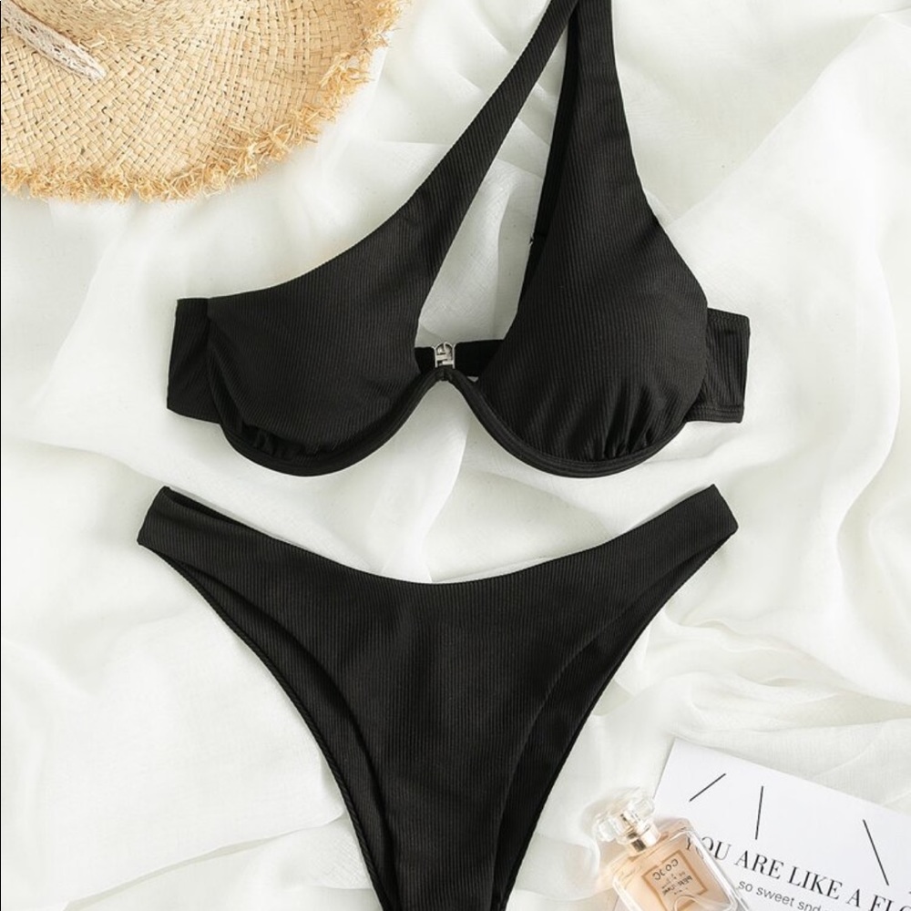 Ribbed Underwire One Shoulder Bikini